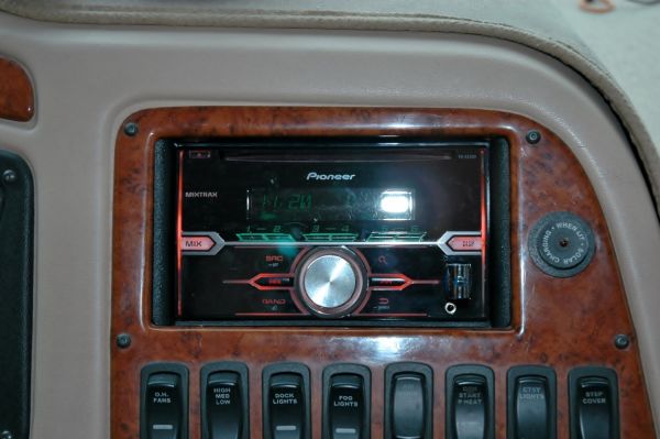 RV Motorhome Newmar Dutch Star Stereo Crutchfield Pioneer Jenson