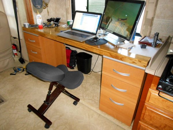 RV desk workspace dutch star kneeling chair